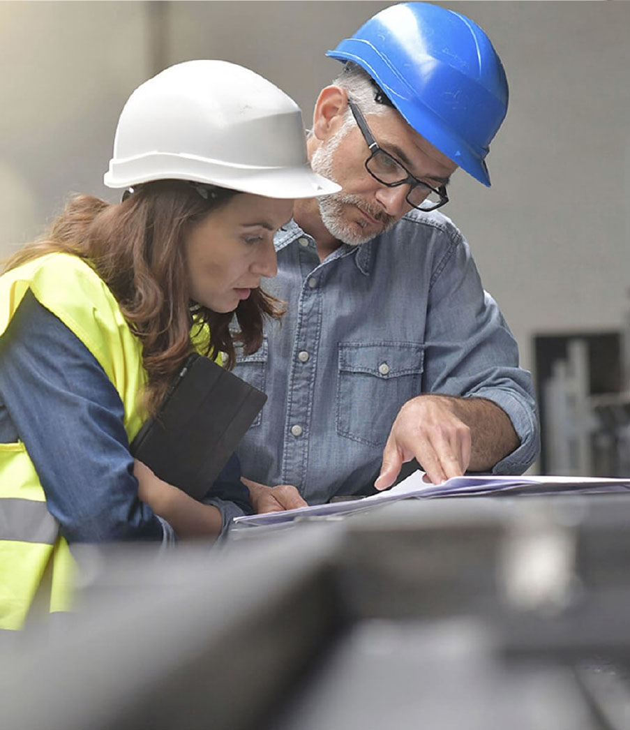C&Y Ingenieros - Ingenieros revisando planos de obra civil